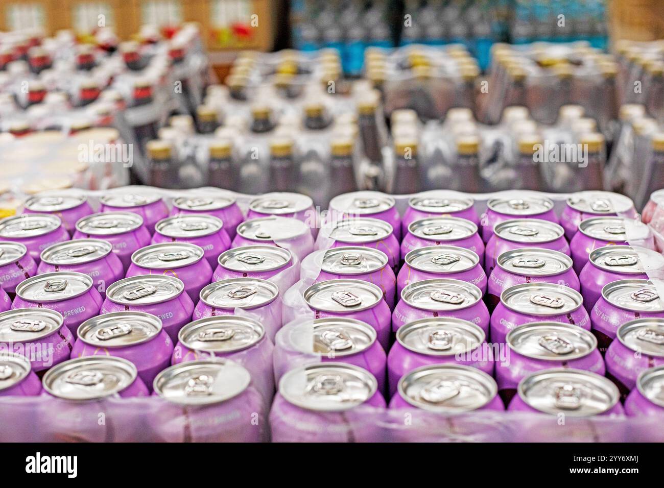 boisson énergétique dans des canettes en aluminium rose au supermarché Banque D'Images