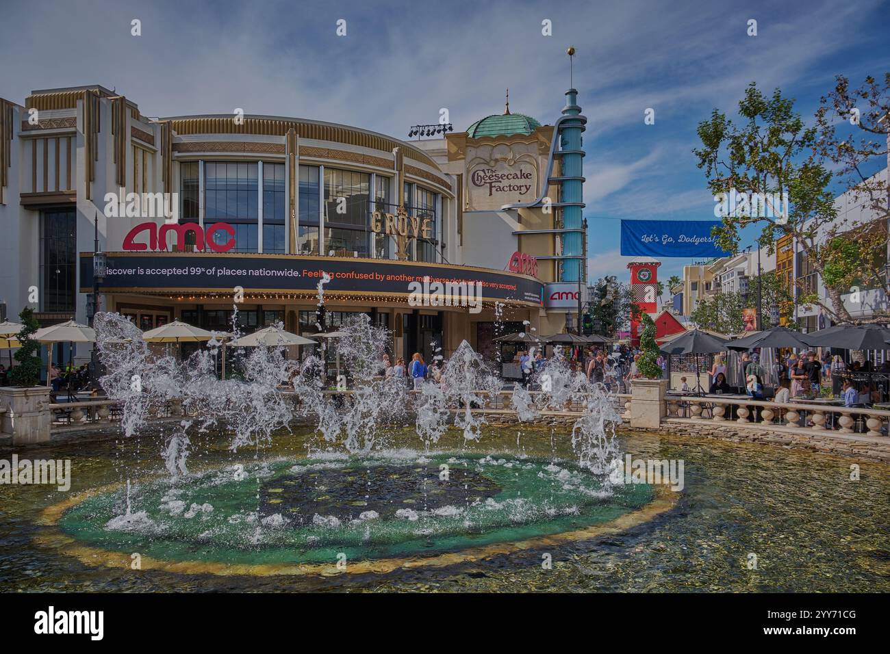 The Grove at Farmers Market est un complexe de vente au détail et de divertissement situé à Los Angeles, aux États-Unis, sur certaines parties du marché historique des agriculteurs. Prise de vue à la lumière du jour Banque D'Images