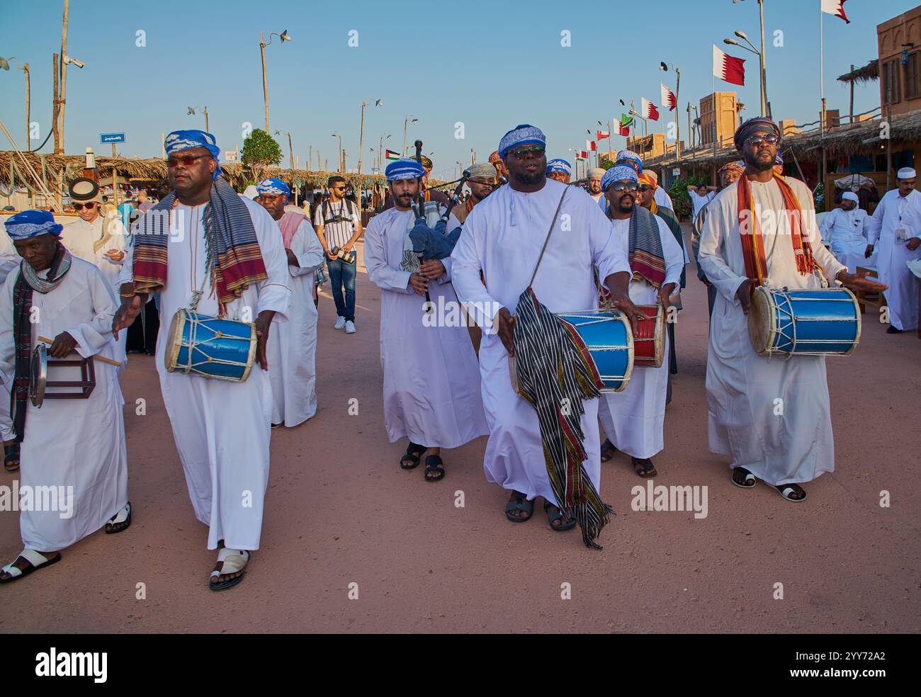 Oman danse folklorique traditionnelle (danse Ardah) dans le village culturel Katara, Doha, Qatar pendant le 14ème festival de boutre traditionnel Katara Banque D'Images