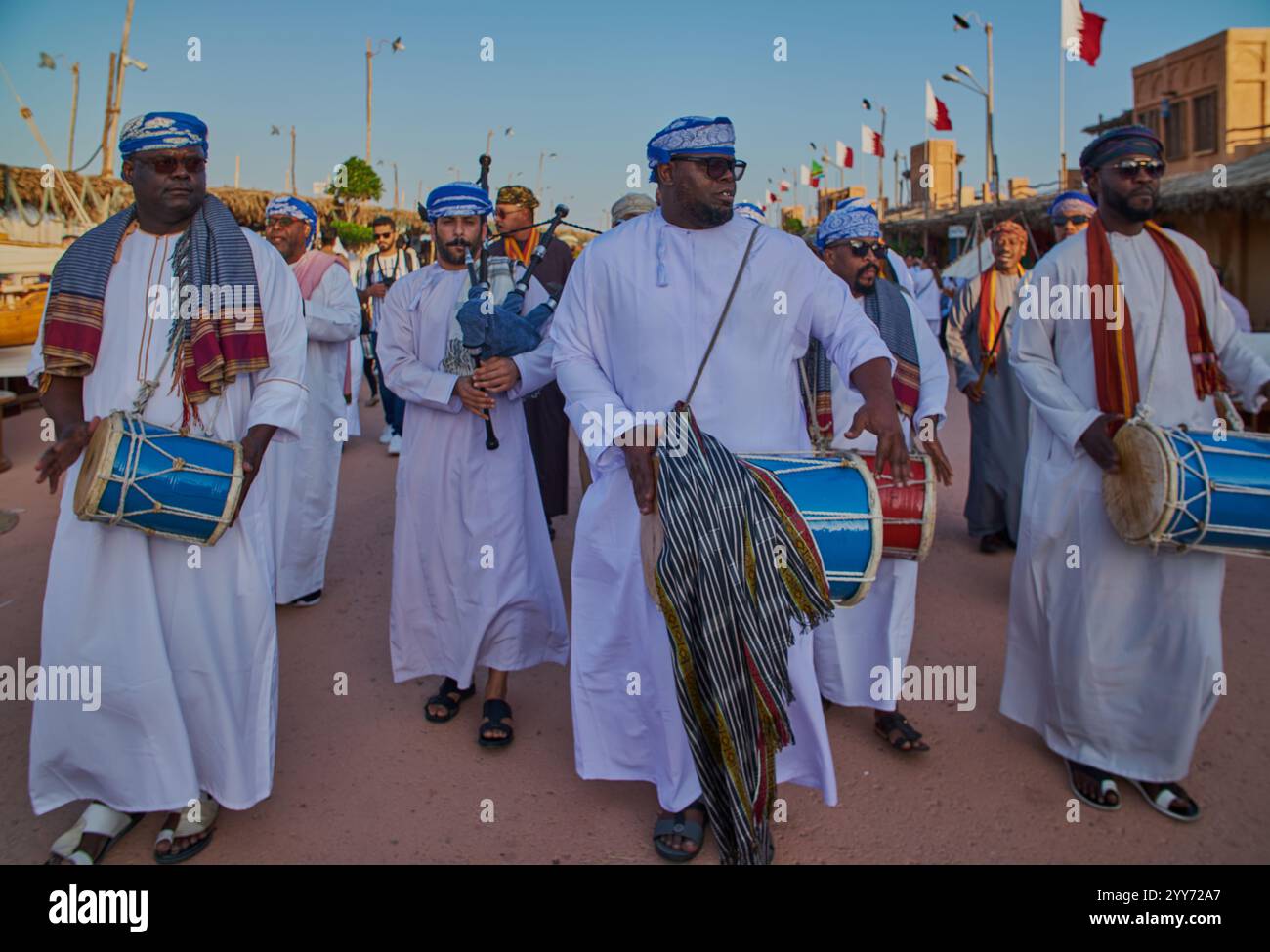 Oman danse folklorique traditionnelle (danse Ardah) dans le village culturel Katara, Doha, Qatar pendant le 14ème festival de boutre traditionnel Katara Banque D'Images