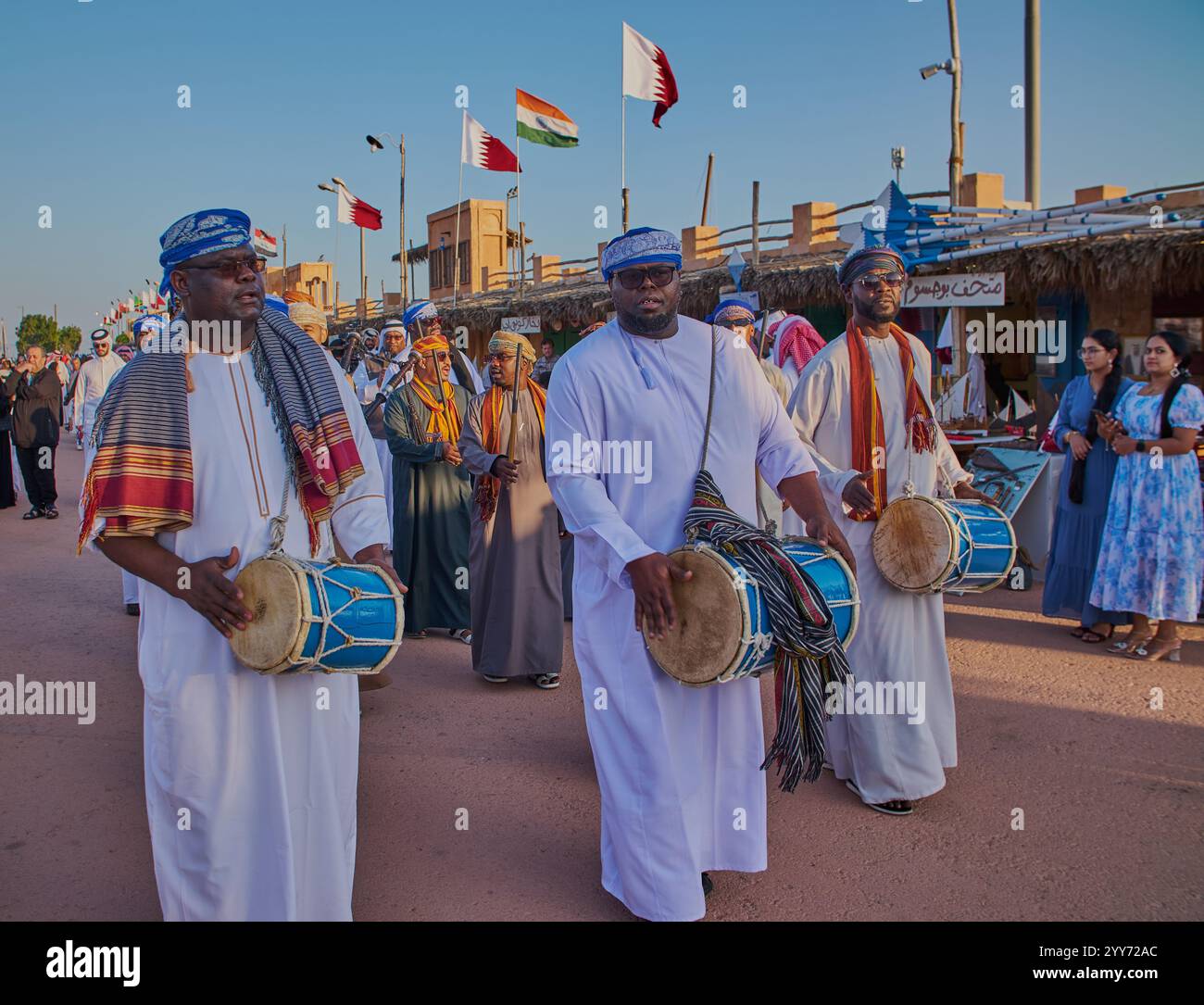 Oman danse folklorique traditionnelle (danse Ardah) dans le village culturel Katara, Doha, Qatar pendant le 14ème festival de boutre traditionnel Katara Banque D'Images