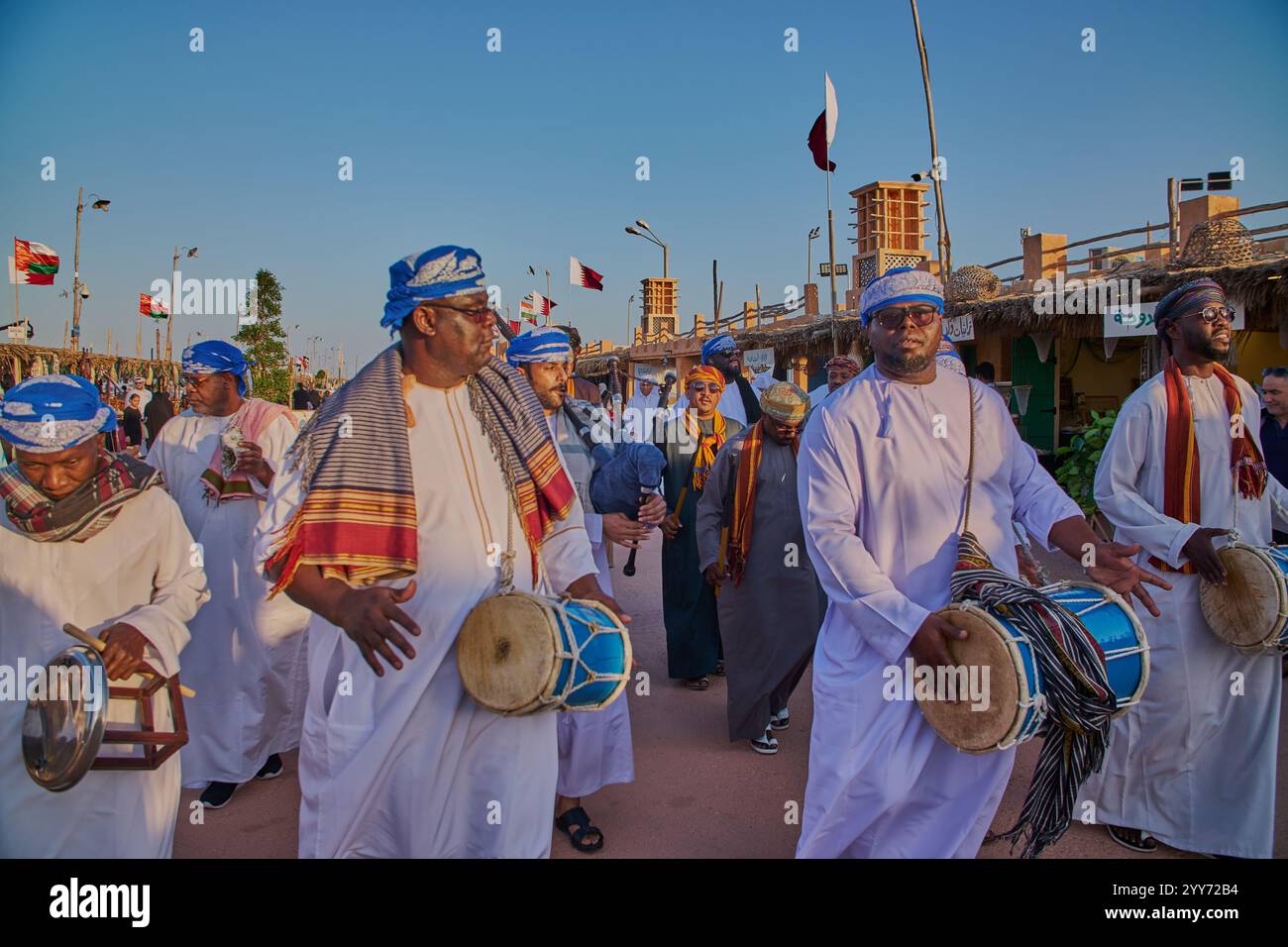Oman danse folklorique traditionnelle (danse Ardah) dans le village culturel Katara, Doha, Qatar pendant le 14ème festival de boutre traditionnel Katara Banque D'Images