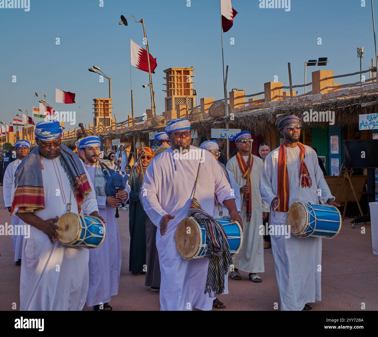 Oman danse folklorique traditionnelle (danse Ardah) dans le village culturel Katara, Doha, Qatar pendant le 14ème festival de boutre traditionnel Katara Banque D'Images