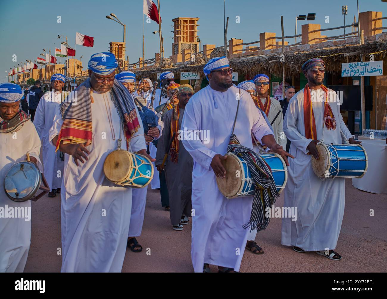 Oman danse folklorique traditionnelle (danse Ardah) dans le village culturel Katara, Doha, Qatar pendant le 14ème festival de boutre traditionnel Katara Banque D'Images
