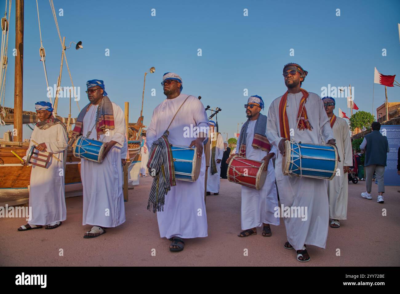 Oman danse folklorique traditionnelle (danse Ardah) dans le village culturel Katara, Doha, Qatar pendant le 14ème festival de boutre traditionnel Katara Banque D'Images