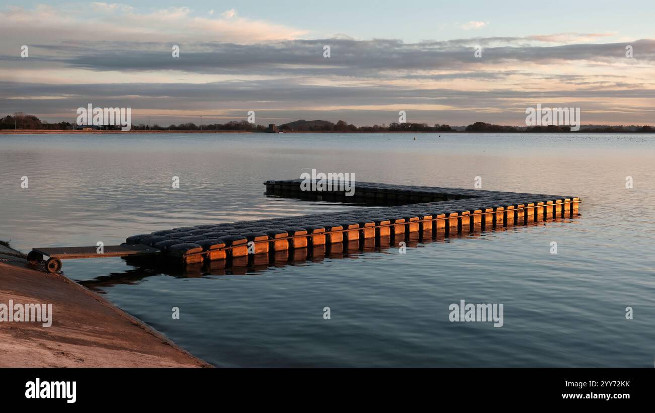 Novembre 2024 - faible soleil d'hiver se reflétant contre la jetée flottante au réservoir Cheddar dans le Somerset, Angleterre, Banque D'Images