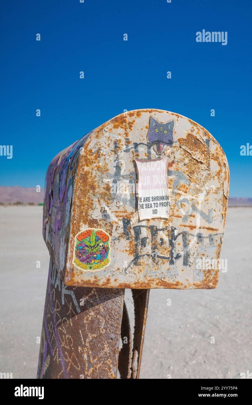 Une œuvre d'art insttallation de boîte aux lettres qui déclare « nous fouillons la mer pour en profiter ». Art environnemental à la Biennale de Bombay Beach. Banque D'Images