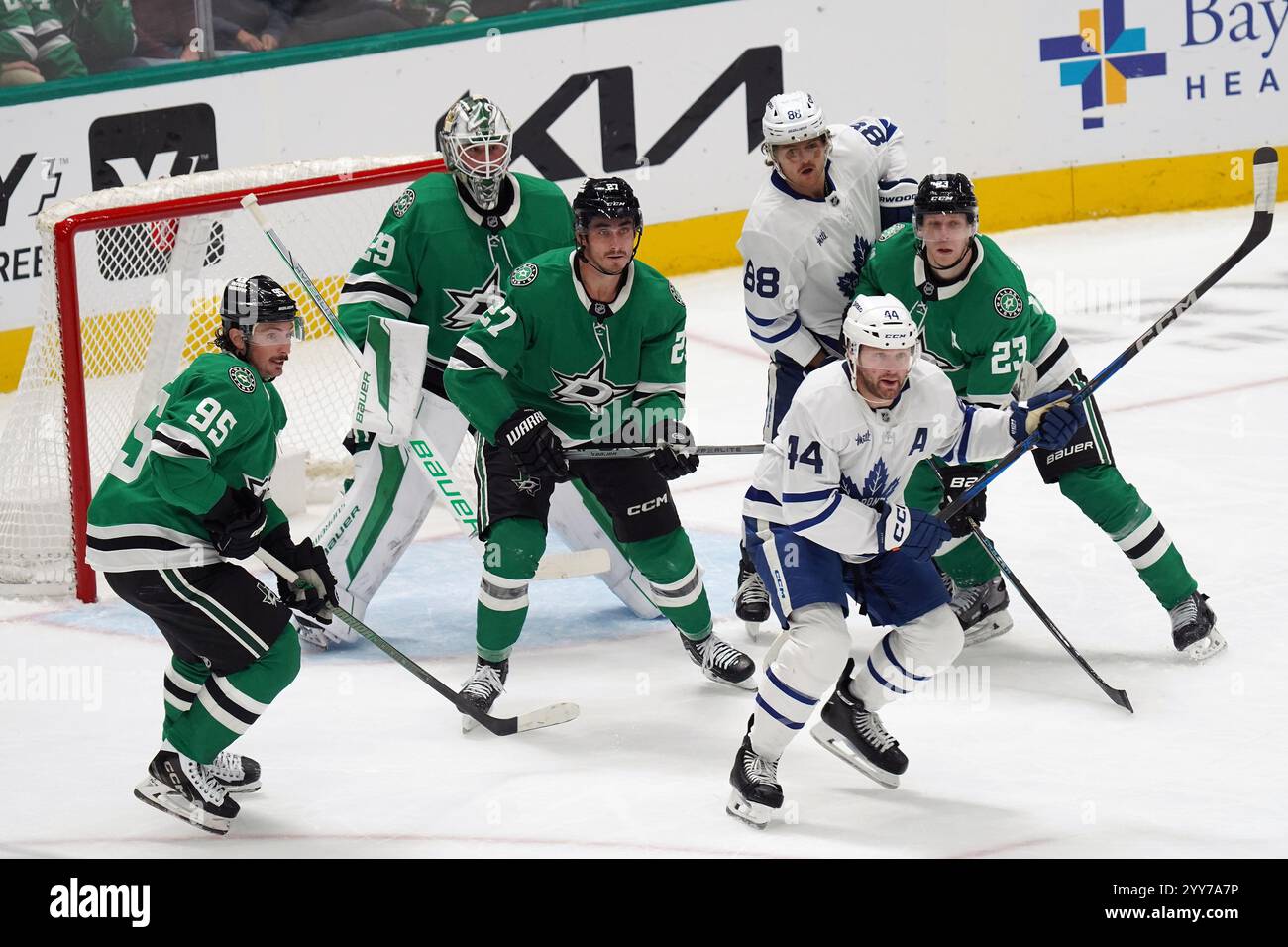 Dallas, États-Unis. 18 décembre 2024. Les joueurs des Maple Leafs de Toronto et des Stars de Dallas se battent pour la rondelle lors du match de la Ligue nationale de hockey au American Airlines Center. Les Maple Leafs de Toronto battent les Stars de Dallas 5-3. Le 18 décembre 2024 à Dallas, Texas. (Photo de Javier Vicencio/ crédit : Eyepix Group/Alamy Live News Banque D'Images