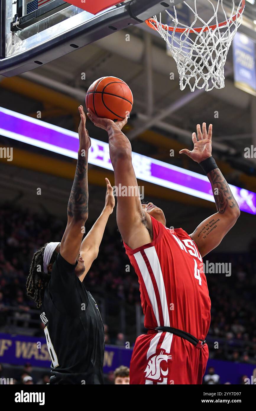 Seattle, Washington, États-Unis. 18 décembre 2024. L'attaquant des Cougars de l'État de Washington, LeJuan Watts (4), se lance dans un match de basket-ball de la NCAA entre les Cougars de l'État de Washington et les Huskies de Washington à Seattle, dans l'État de Washington. Washington bat l'État de Washington 89-73. Steve Faber/CSM/Alamy Live News Banque D'Images