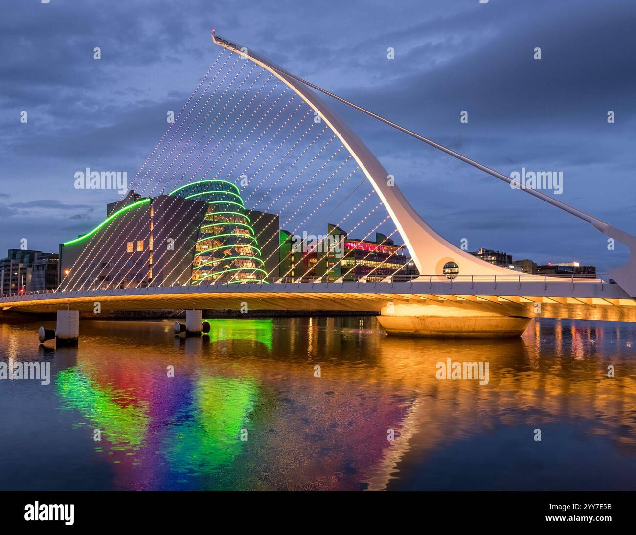 Le pont Samuel Beckett et le bâtiment sur le front de mer près du Palais des Congrès - centre-ville de Dublin en république d'Irlande. Banque D'Images