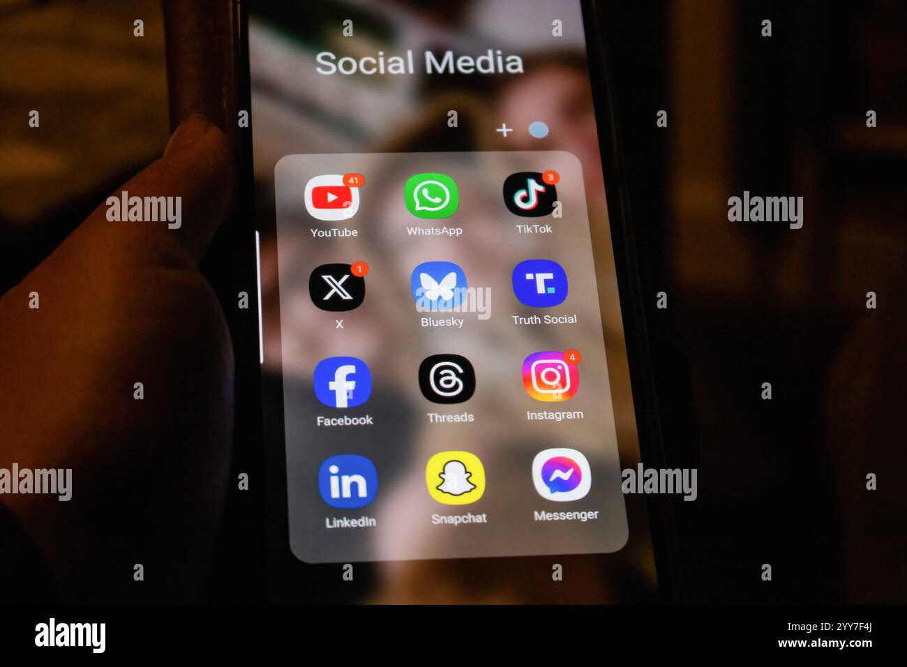 Danemark. 19 novembre 2024. Dans cette illustration photo, YouTube, WhatsApp, TikTok, X, anciennement connu sous les noms de Twitter, Bluesky, Truth social, Facebook, threads, logos Instagram, LinkedIn, Snapchat et Messenger affichés sur un smartphone. (Crédit image : © Kristian Tuxen Ladegaard Berg/SOPA images via ZUMA Press Wire) USAGE ÉDITORIAL SEULEMENT! Non destiné à UN USAGE commercial ! Banque D'Images