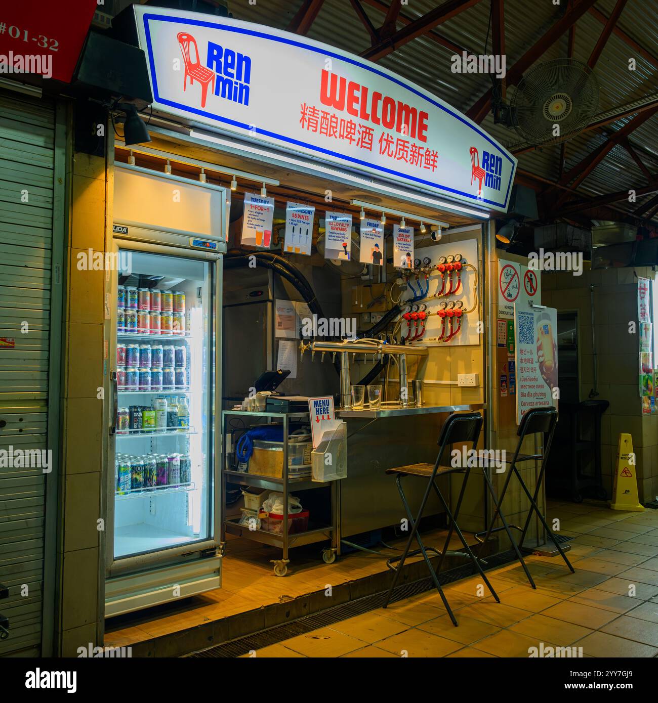 The Welcome Ren min Singapore Craft Beer Bar, Maxwell Food court, Singapour Banque D'Images