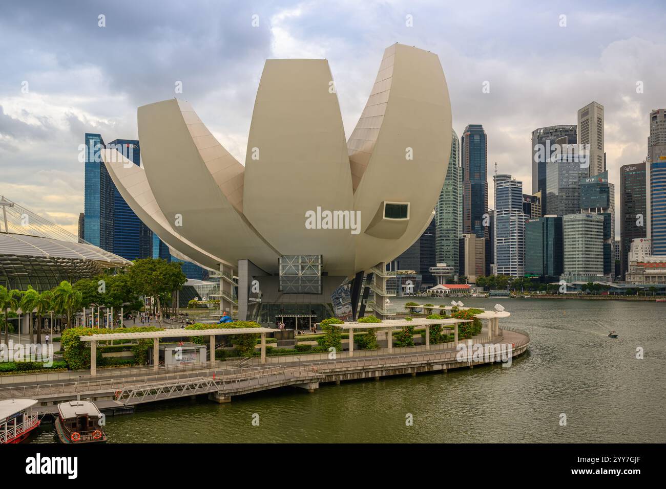 Le musée des sciences de l'art de Singapour et la ligne d'horizon du quartier central des affaires (CBD), Singapour Banque D'Images