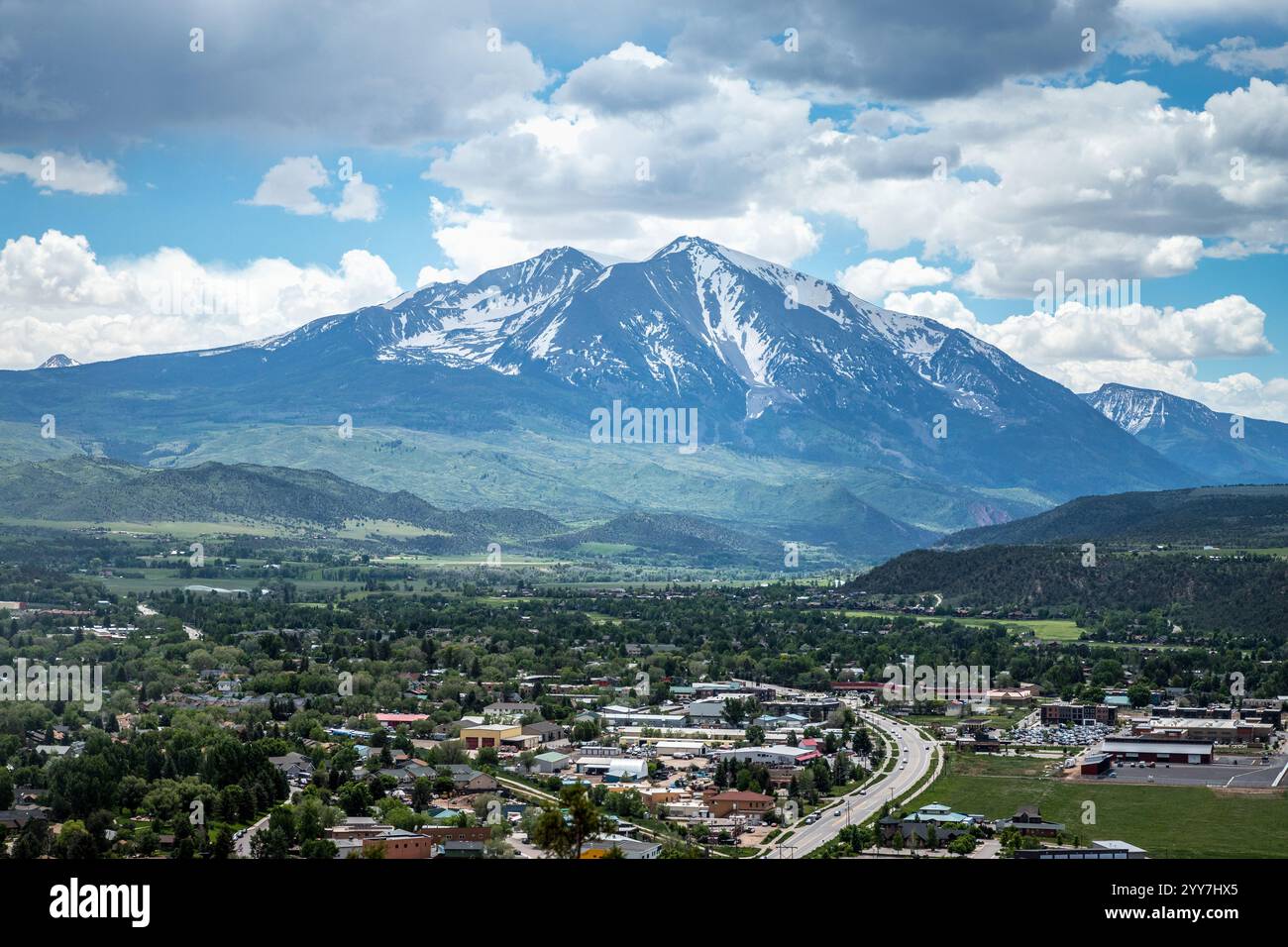 Paysage magnifique avec Carbondale, Colorado, entouré par le majestueux Mont Sopris enneigé sous un ciel partiellement nuageux. Banque D'Images