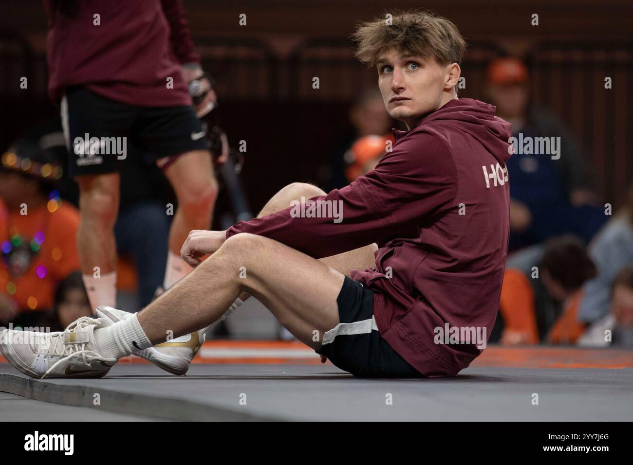 Stillwater, Oklahoma, États-Unis. 19 décembre 2024. CALEB HENSON, lutteur Virginia Tech, se réchauffe avant le duel de lutte Virginia Tech-Oklahoma State au Gallagher-IBA Arena de Stillwater, Oklahoma. (Crédit image : © Daniel McGregor-Huyer/ZUMA Press Wire) USAGE ÉDITORIAL SEULEMENT! Non destiné à UN USAGE commercial ! Banque D'Images