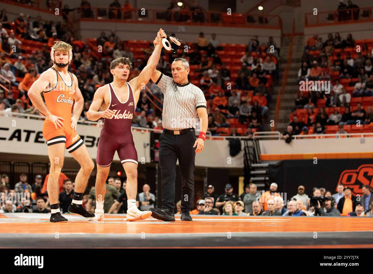 Stillwater, Oklahoma, États-Unis. 19 décembre 2024. CALEB HENSON, catcheur Virginia Tech, bat CARTER YOUNG, catcheur de l'Oklahoma State, dans un match de 149 lb lors du duel de lutte Virginia Tech-Oklahoma State au Gallagher-IBA Arena à Stillwater, Oklahoma. HENSON a vaincu YOUNG via Fall. (Crédit image : © Daniel McGregor-Huyer/ZUMA Press Wire) USAGE ÉDITORIAL SEULEMENT! Non destiné à UN USAGE commercial ! Banque D'Images