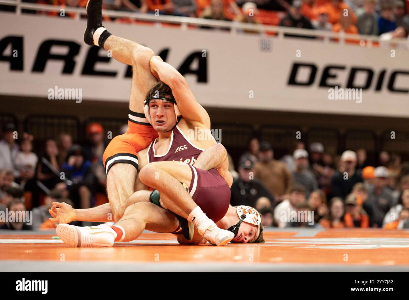 Stillwater, Oklahoma, États-Unis. 19 décembre 2024. CALEB HENSON, lutteur Virginia Tech, lutte contre CARTER YOUNG, lutteur de l'Oklahoma State, dans un match de 149 lb lors du duel de lutte Virginia Tech-Oklahoma State au Gallagher-IBA Arena à Stillwater, Oklahoma. HENSON a vaincu YOUNG via Fall. (Crédit image : © Daniel McGregor-Huyer/ZUMA Press Wire) USAGE ÉDITORIAL SEULEMENT! Non destiné à UN USAGE commercial ! Banque D'Images