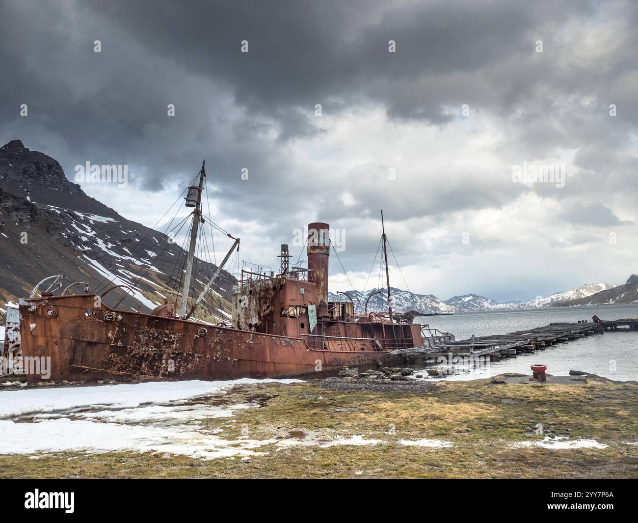 L'épave du baleinier Albatros échouée par les restes de la jetée Harpoon, Grytviken, Géorgie du Sud. Mount Duse est à l'extrême gauche. Banque D'Images