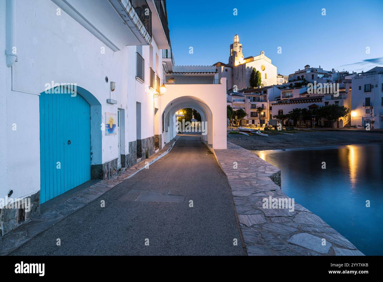 Les façades des maisons sur la promenade du port dans la vieille ville de Cadaqués brillent de couleur pastel à l'aube, Catalogne, Espagne Banque D'Images