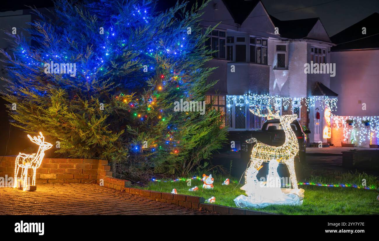 Lower Morden Lane, Surrey, Royaume-Uni. 19 décembre 2024. Les résidents de cette rue résidentielle du sud de Londres décorent l’extérieur de leur maison chaque année, amassant des fonds pour le St Raphael’s Hospice localement qui offre des soins palliatifs et de fin de vie aux habitants de Merton et Sutton. Cette année, ils ont créé une extravagance d'un quart de mile de long de lumières dans les jardins de devant, visités chaque soir par les familles qui apprécient le spectacle. Crédit : Malcolm Park Banque D'Images