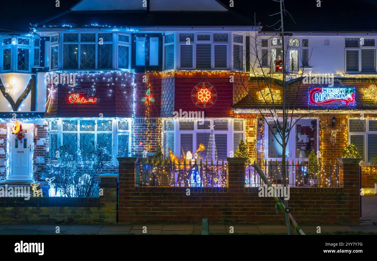 Lower Morden Lane, Surrey, Royaume-Uni. 19 décembre 2024. Les résidents de cette rue résidentielle du sud de Londres décorent l’extérieur de leur maison chaque année, amassant des fonds pour le St Raphael’s Hospice localement qui offre des soins palliatifs et de fin de vie aux habitants de Merton et Sutton. Cette année, ils ont créé une extravagance d'un quart de mile de long de lumières dans les jardins de devant, visités chaque soir par les familles qui apprécient le spectacle. Crédit : Malcolm Park Banque D'Images