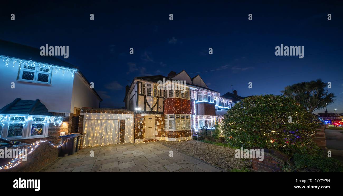 Lower Morden Lane, Surrey, Royaume-Uni. 19 décembre 2024. Les résidents de cette rue résidentielle du sud de Londres décorent l’extérieur de leur maison chaque année, amassant des fonds pour le St Raphael’s Hospice localement qui offre des soins palliatifs et de fin de vie aux habitants de Merton et Sutton. Cette année, ils ont créé une extravagance d'un quart de mile de long de lumières dans les jardins de devant, visités chaque soir par les familles qui apprécient le spectacle. Crédit : Malcolm Park Banque D'Images