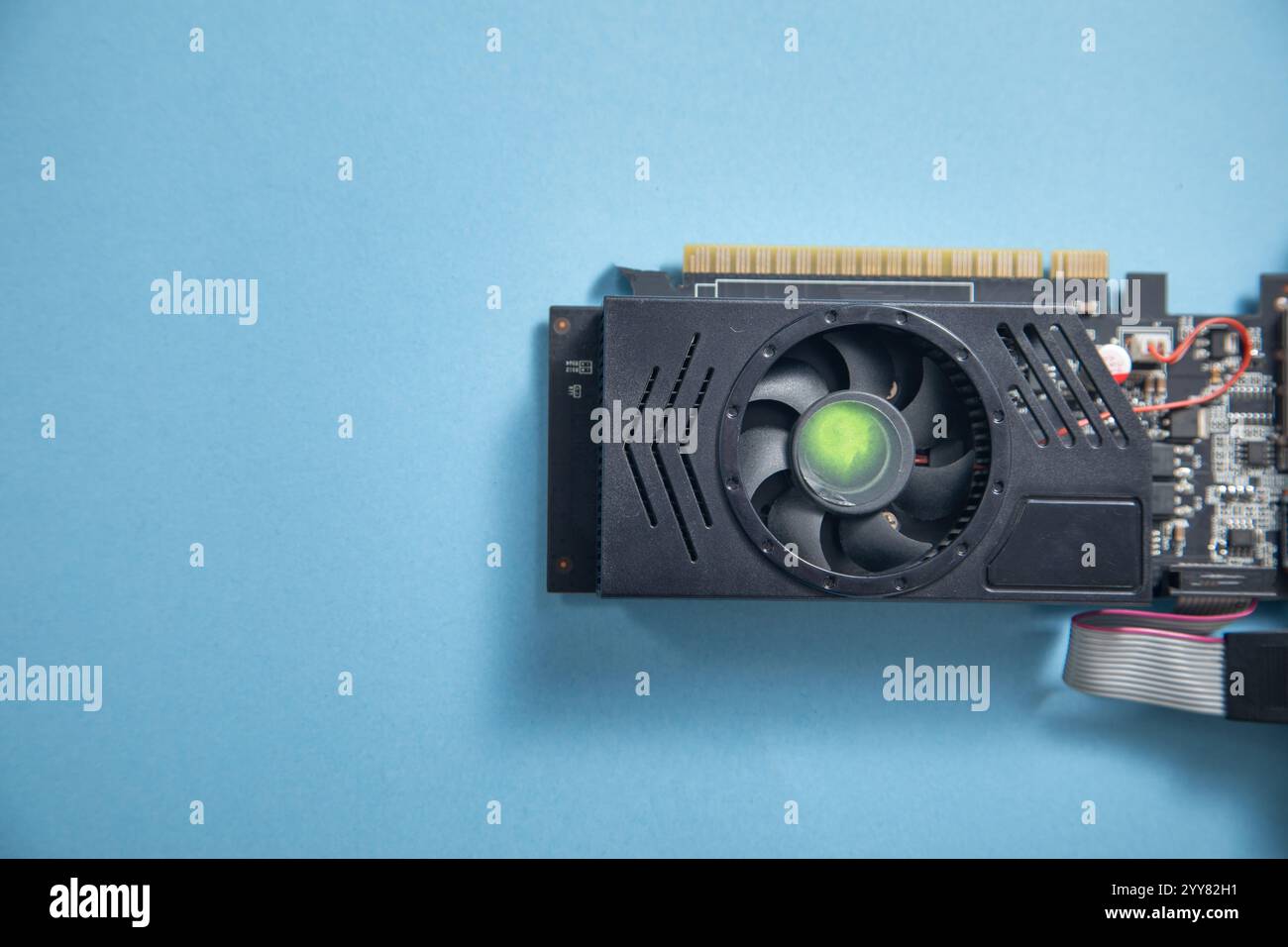 Carte graphique d'ordinateur sur le fond bleu. Banque D'Images