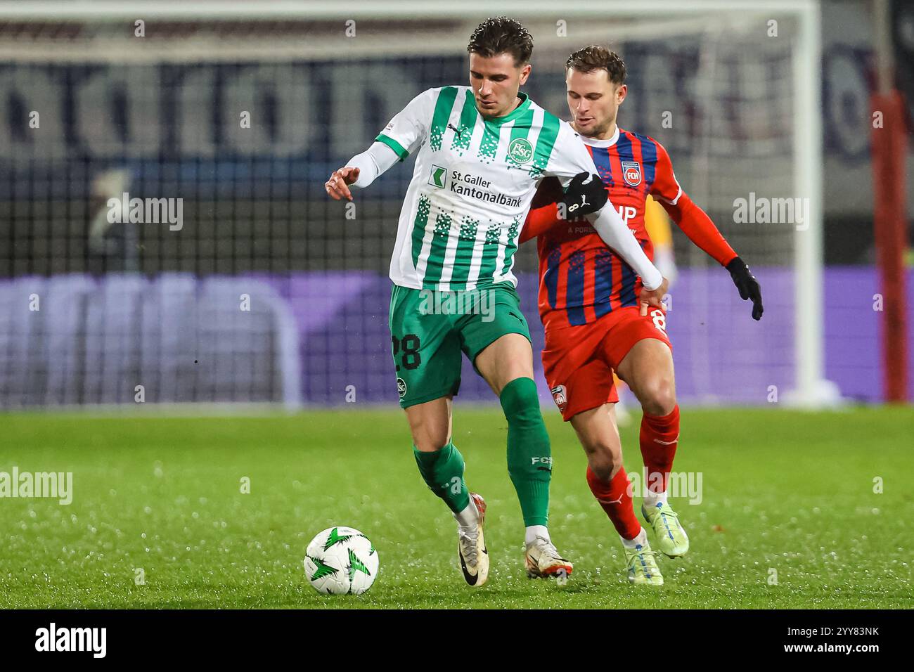 Hugo Vandermersch (FC constitué Gallen, #28) vs Leonardo Scienza (1.FC Heidenheim, #08) GER, FC Heidenheim vs FC constitué Gallen, Fussball, UEFA Conference League, 6. Spieltag, saison 2024/2025, 19.12.2024 LES RÈGLEMENTS du LDF INTERDISENT TOUTE UTILISATION DE PHOTOGRAPHIES COMME SÉQUENCES D'IMAGES ET/OU QUASI-VIDÉO Foto : Eibner-Pressefoto/Roger Buerke Banque D'Images