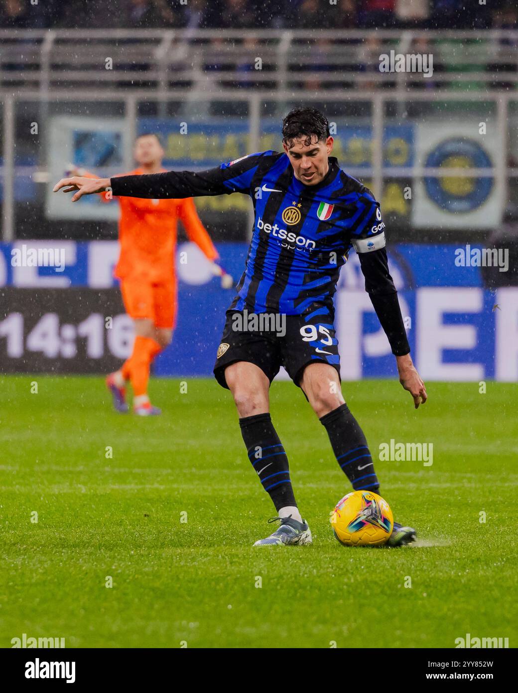 Alessandro Bastoni en action lors du match de la Coppa Italia entre le FC Internazionale et l'Udinese Calcio le 19 décembre 2024 au stade Giuseppe Meazza à Milan, en Italie Banque D'Images