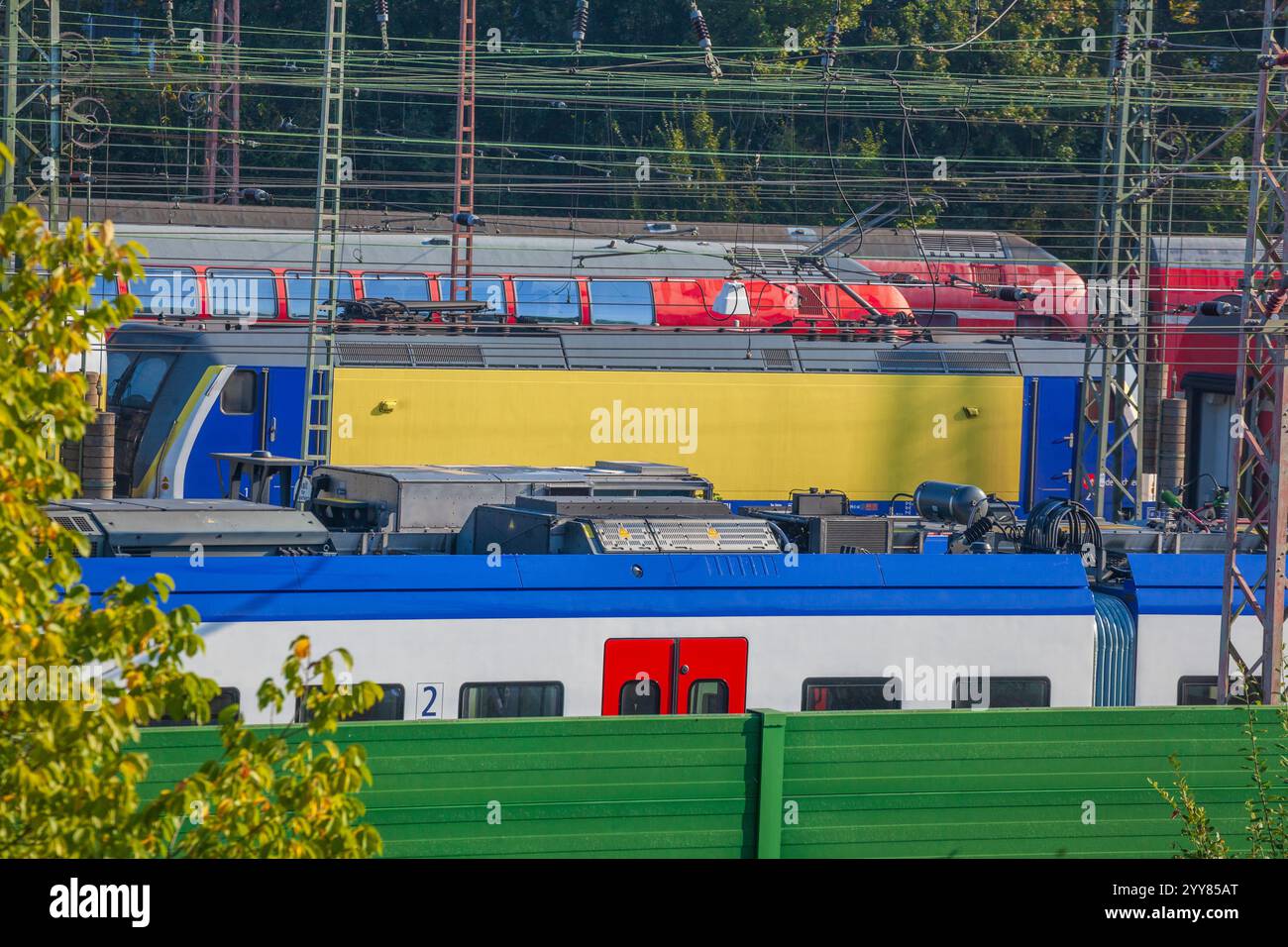 Trains locaux, systèmes ferroviaires, Green Noise Barrier, Brême, Allemagne Banque D'Images