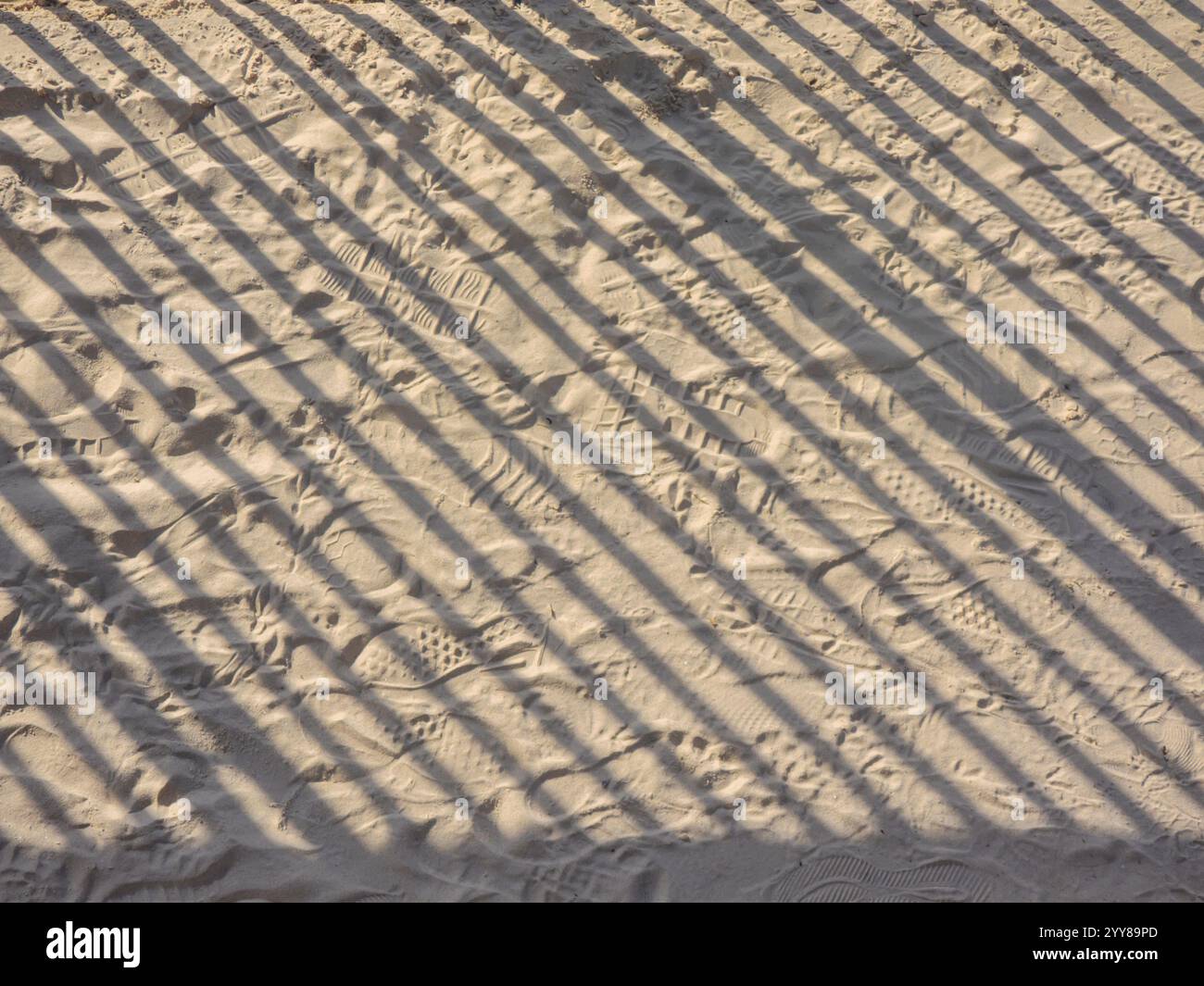 Ombrage marques du sable de la plage de Bat Yam, Israël. Banque D'Images