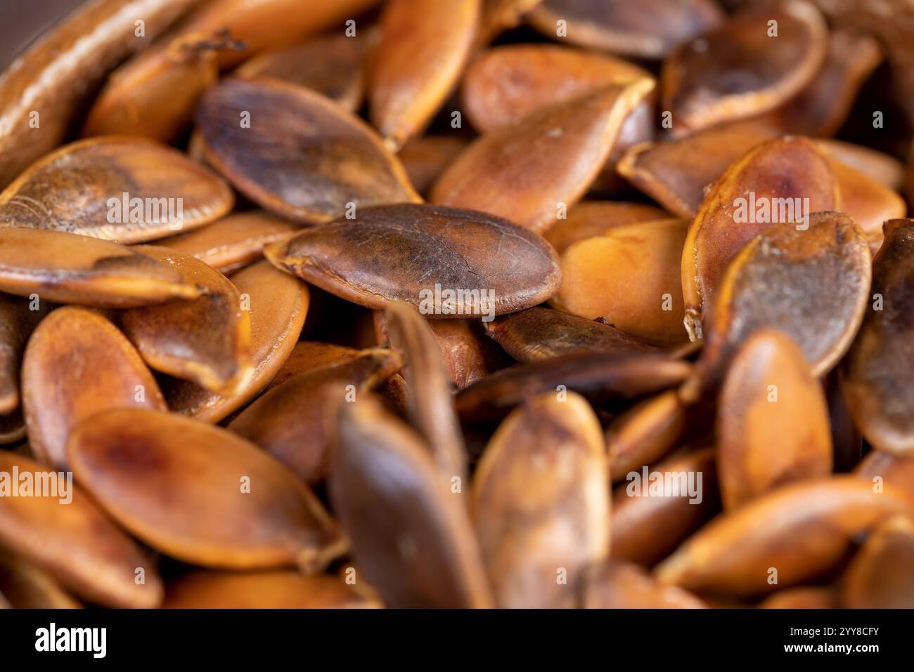 graines de citrouille frites dans un bol en bois, graines de citrouille trop cuites ou brûlées sur la table Banque D'Images