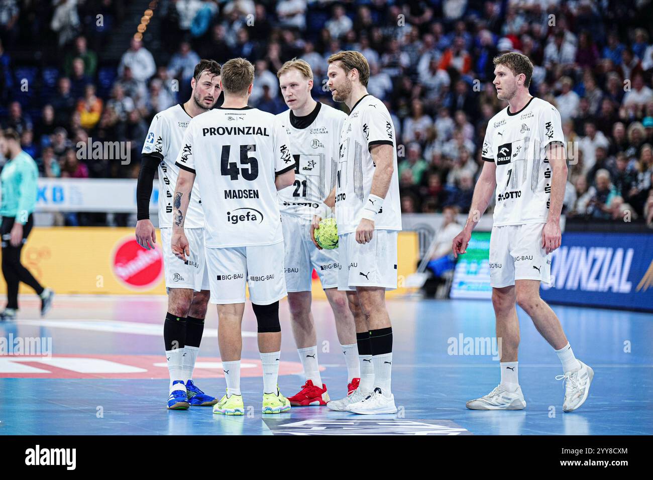 Kiel, Deutschland. 19 décembre 2024. Domagoj Duvnjak (THW Kiel, #04), Emil Wernsdorf Madsen (THW Kiel, #45), Eric Johansson (THW Kiel, #21), Petter Oeverby (THW Kiel, #11), Magnus Landin (THW Kiel, #07) GER, THW Kiel vs. VFL Gummersbach, Handball, DHB-Pokal, Viertelfinale, saison 2024/2025, 19.12.2024 Foto : Eibner-Pressefoto/Marcel von Fehrn crédit : dpa/Alamy Live News Banque D'Images