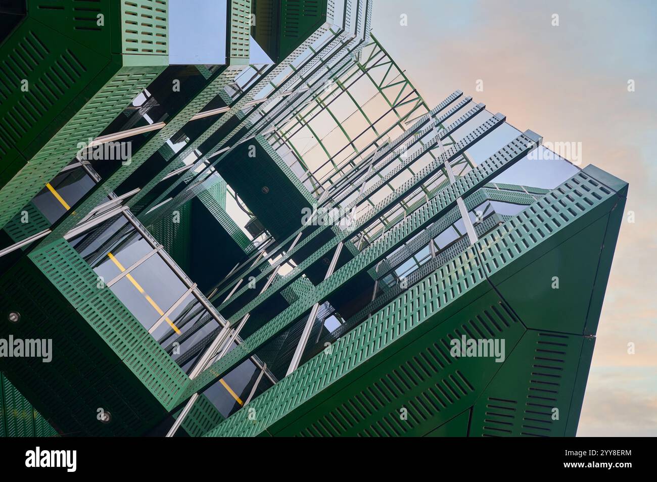 Détail d'un bâtiment moderniste avec une façade en métal avec des perforations peintes en vert Banque D'Images