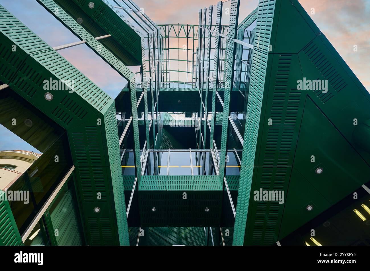 Détail d'un bâtiment moderniste avec une façade en métal avec des perforations peintes en vert Banque D'Images