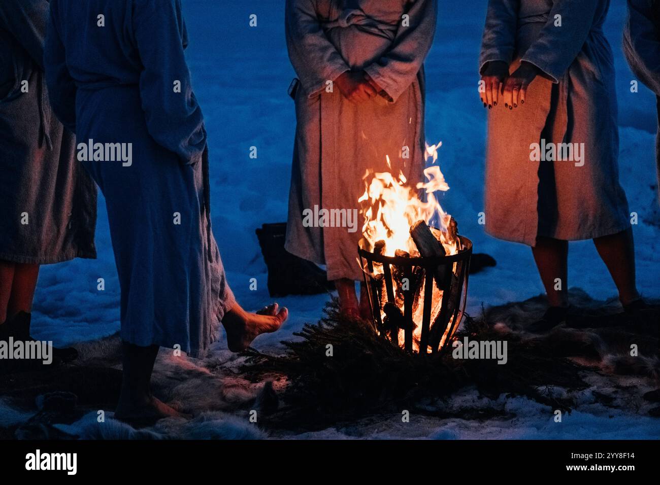 Rassemblement autour du panier de feu lors de la soirée Icy Banque D'Images