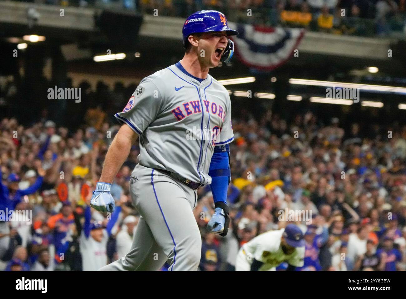 FILE - New York Mets' Pete Alonso reacts after hitting a three-run home run during the ninth inning of Game 3 of a National League wild card baseball game against the Milwaukee Brewers Thursday, Oct. 3, 2024, in Milwaukee. (AP Photo/Morry Gash, File) Banque D'Images