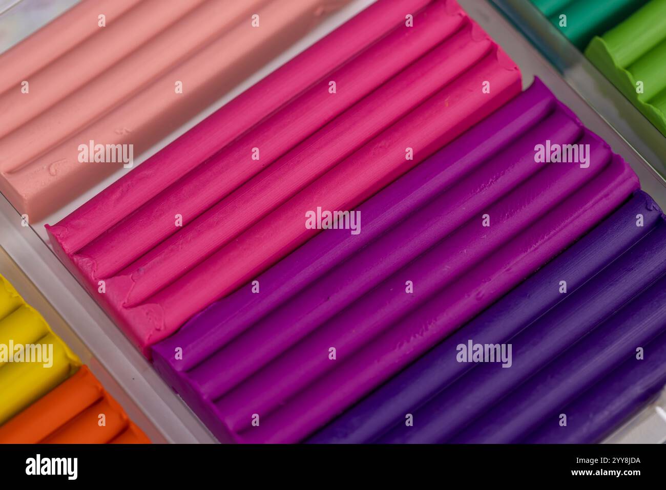 plasticine de différentes couleurs pour la modélisation, une simple plasticine multicolore qui est utilisée dans la créativité des enfants Banque D'Images