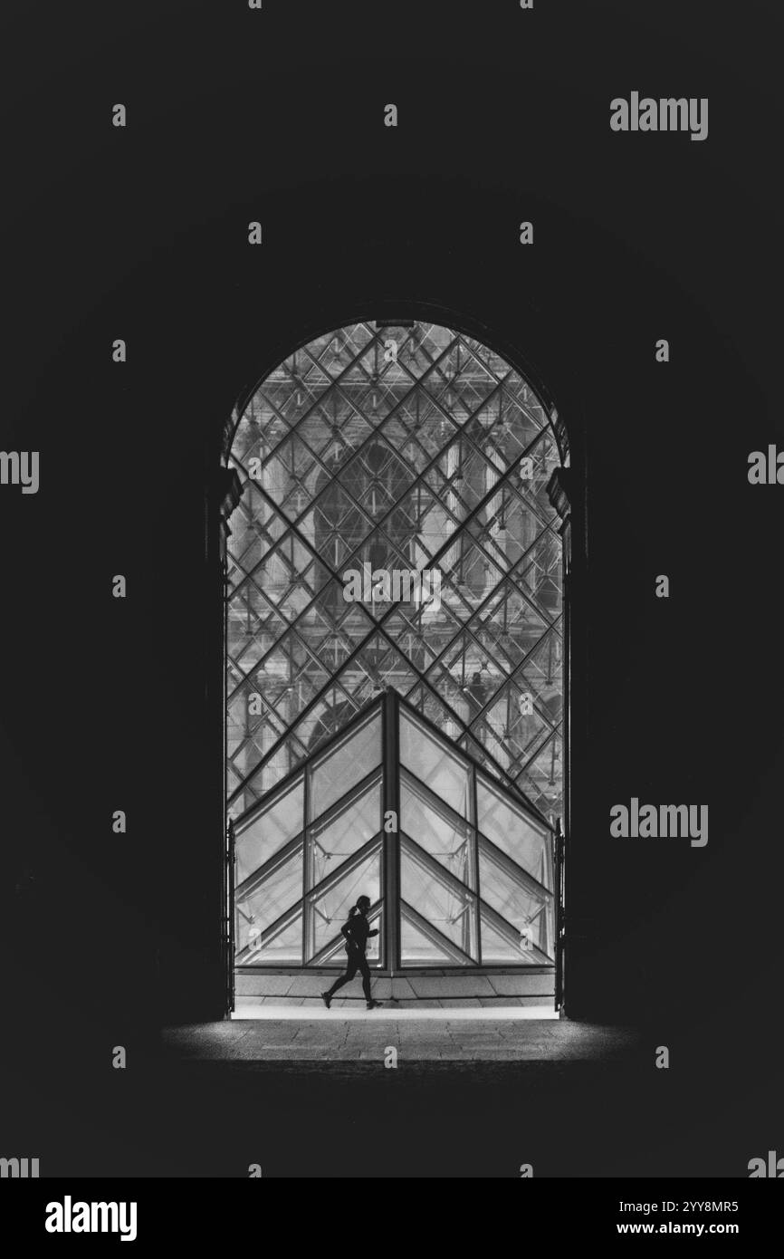 Élégance intemporelle du Louvre, capturée en noir et blanc, mettant en valeur sa grandeur architecturale Banque D'Images