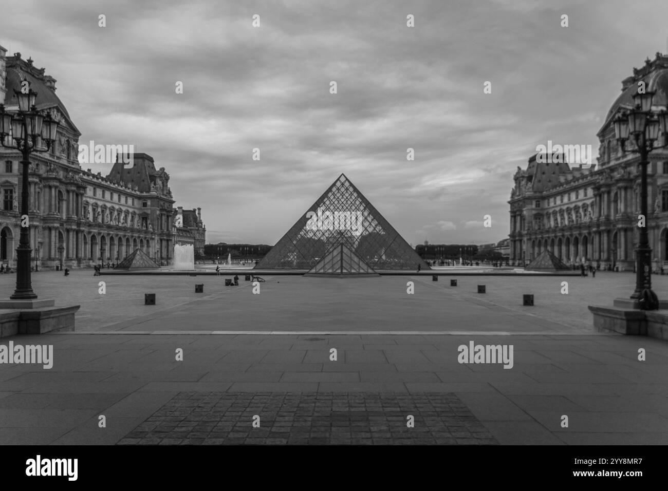 Élégance intemporelle du Louvre, capturée en noir et blanc, mettant en valeur sa grandeur architecturale Banque D'Images