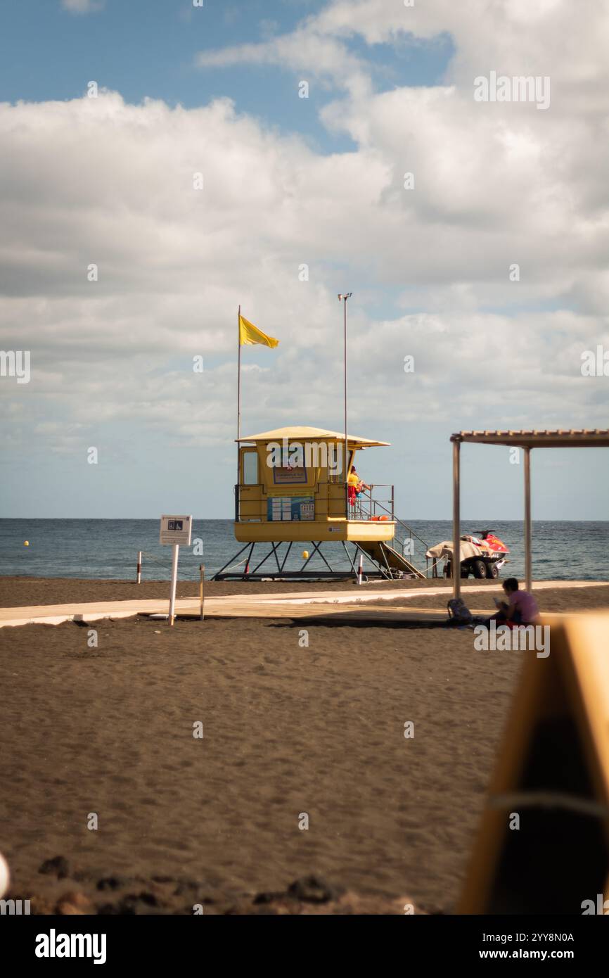 Les Vibes Baywatch des îles Canaries ! Poste de sauveteur gardant la côte en sécurité sous le ciel ensoleillé Banque D'Images