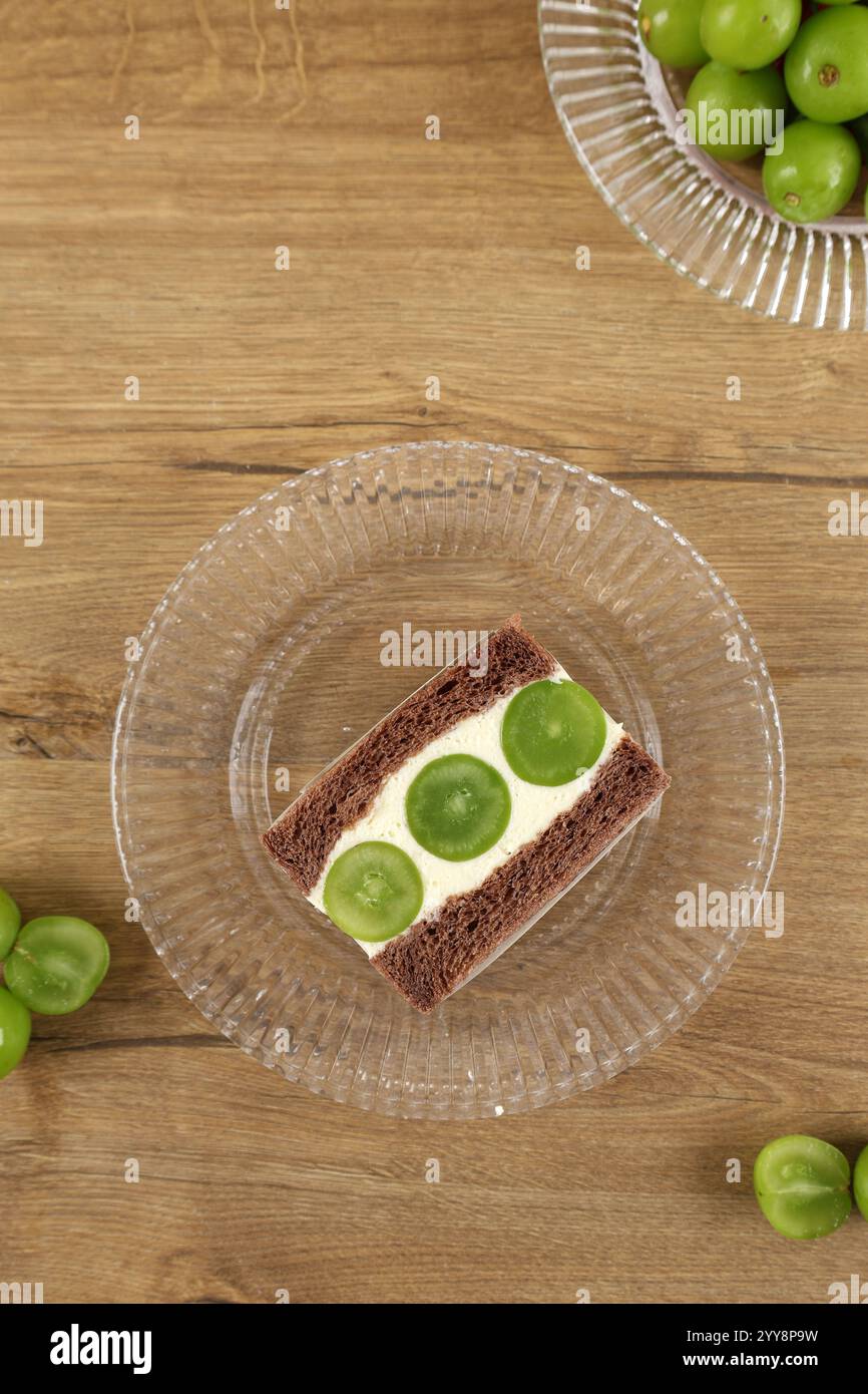 Faites briller le sandwich japonais aux raisins muscat avec du pain au chocolat et de la crème Banque D'Images