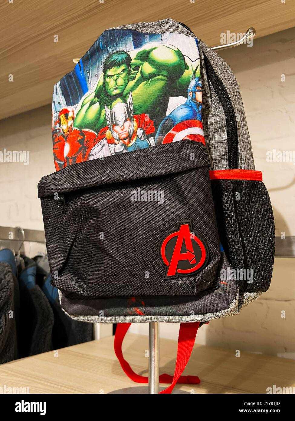 Kiev, Ukraine - 18 décembre 2024 : un sac à dos avec des dessins de super-héros est montré sur un écran, combinant des couleurs vives, des images emblématiques et un exploit pratique Banque D'Images