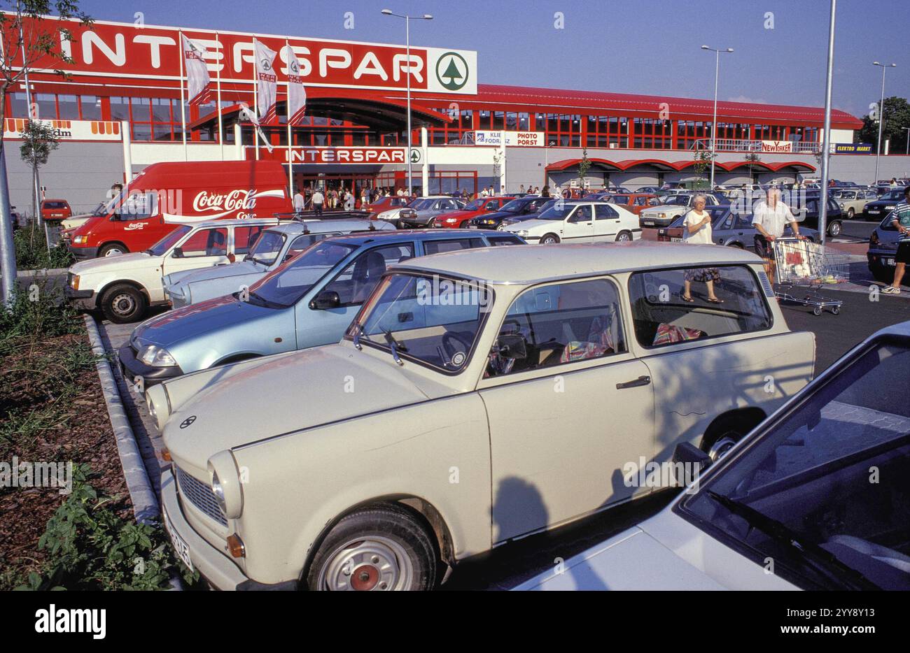 Hongrie, Budapest, une voiture Trabant sur le parking d'un supermarché Spar. Banque D'Images
