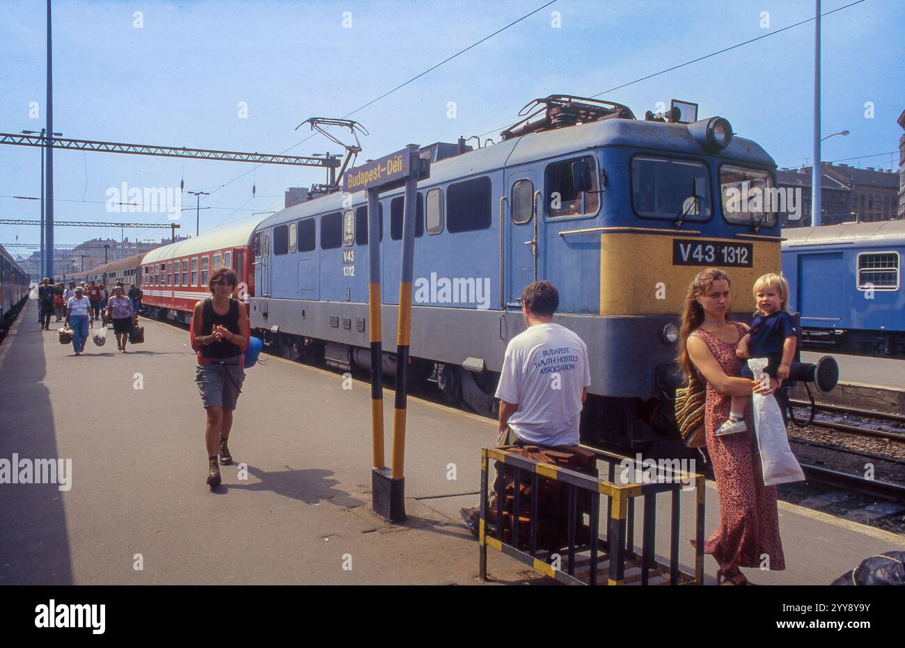Hongrie, les passagers quittent un train électrique par le quai d'une gare. Banque D'Images