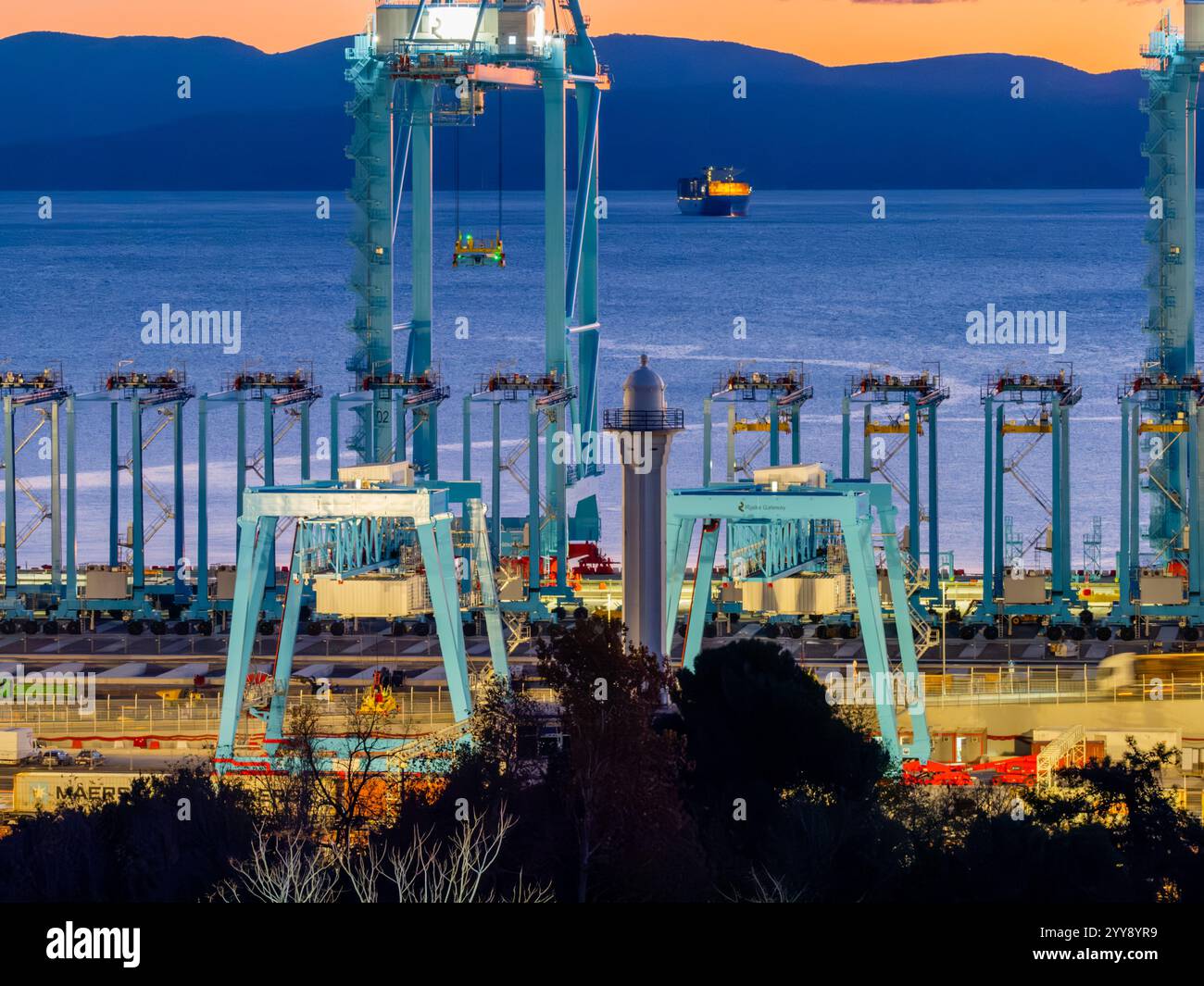 Grues passerelle dans le port de Rijeka dans la nuit Banque D'Images