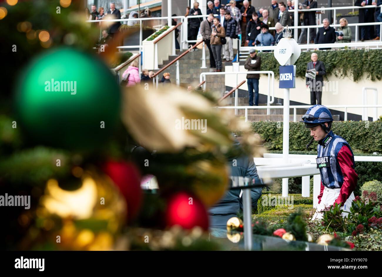 Ascot, Berkshire, vendredi 20 décembre 2024 ; East India Express et le jockey Freddie Gordon remportent le Howden Conditional Jockeys' handicap Hurdle pour l'entraîneur Nicky Henderson et le propriétaire EIC Racing & table Five. Crédit JTW Equine images / Alamy Live News. Banque D'Images