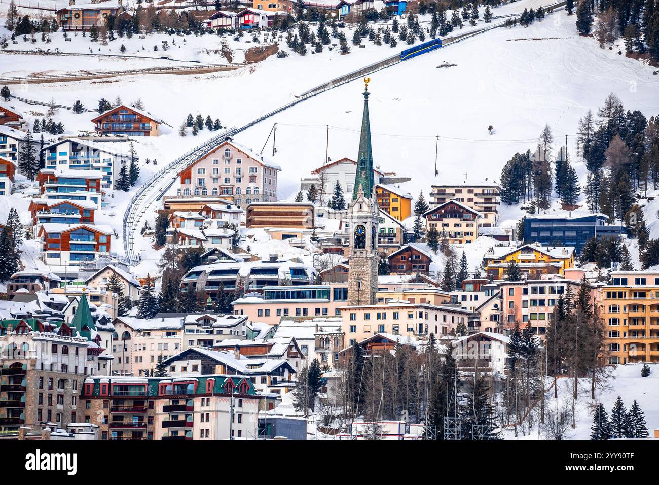 Ville de Sankt Moritz vue de destination de voyage d'hiver de luxe, région de Graubunden en Suisse Banque D'Images