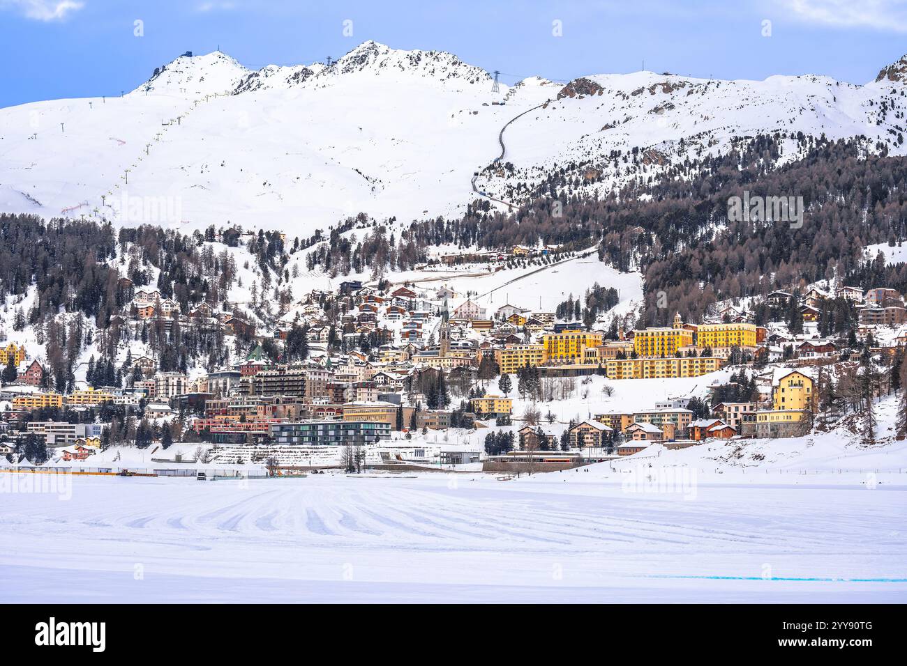 Ville de Sankt Moritz vue du lac gelé dans la neige d'hiver, Alpes en Suisse Banque D'Images