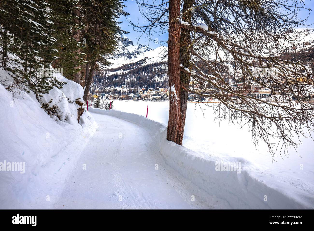 Ville de Sankt Moritz promenade du lac gelé en vue de neige, Alpes en Suisse Banque D'Images